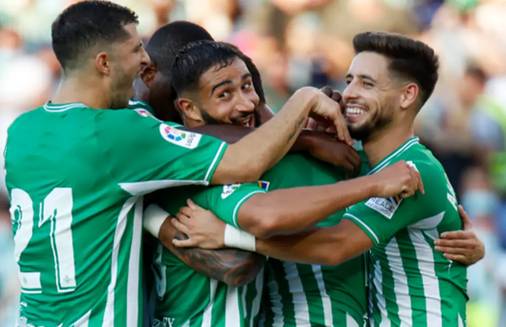 双方队员在实力对决中展现出色技艺