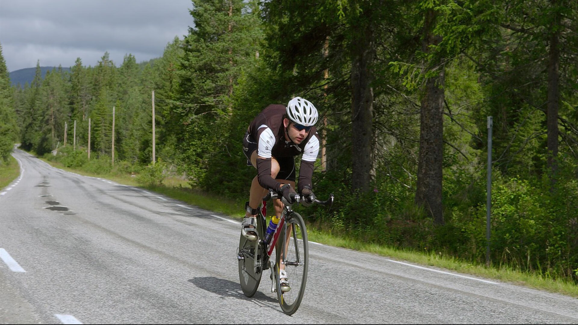 开云平台-赛道与绿茵的共鸣，当F1争冠之夜遇见C罗的挺身而出